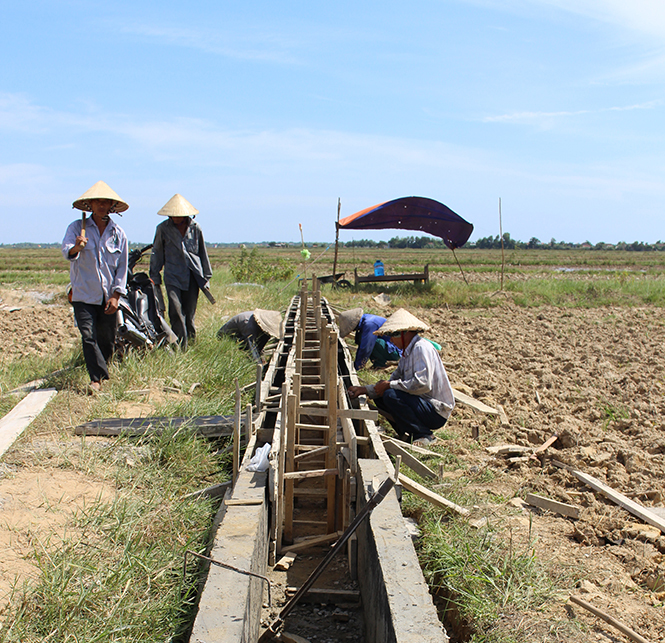 Hệ thống kênh mương nội đồng xã Sơn Thủy được bê tông hóa đáp ứng nhu cầu tưới tiêu.