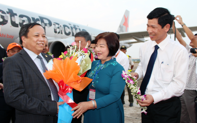 Đồng chí Nguyễn Thị Thanh Hương, Ủy viên Thường vụ Tỉnh ủy, Phó Chủ tịch HĐND tỉnh tặng hoa cho những hành khách đầu tiên 