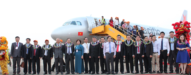 Các đồng chí lãnh đạo tỉnh chụp ảnh lưu niệm với những hành khách đầu tiên của chuyến bay Cát Bi-Đồng Hới.