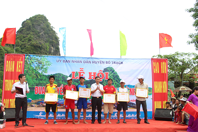 Lãnh đạo huyện Bố Trạch trao thưởng cho các đội đua chiến thắng