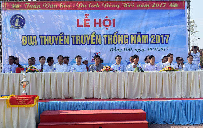 Đồng chí Nguyễn Xuân Quang, UVTV Tỉnh ủy, Phó chủ tịch Thường trực UBND tỉnh tham dự Lễ hội đua thuyền truyền thống.
