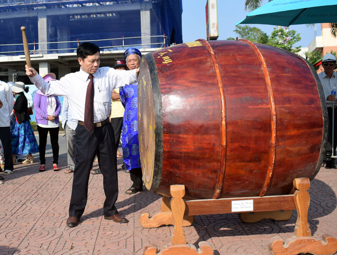 Đồng chí Hoàng Đình Thắng, Chủ tịch UBND TP. Đồng Hới đánh trống khai mạc giải lễ hội đua thuyền truyền thống năm 2017.