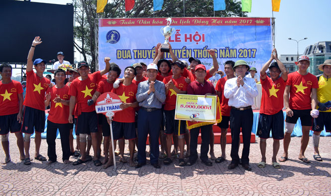 Đội thuyền phường Hải Thành hân hoan niềm vui chiến thắng.