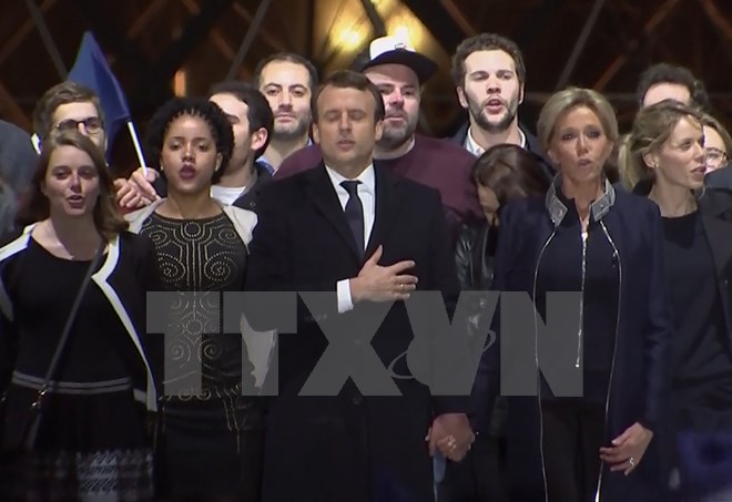Tổng thống Pháp mới đắc cử Emmanuel Macron (giữa, phía trước) sau khi kết quả sơ bộ cuộc bầu cử Tổng thống vòng hai được công bố. (Nguồn: AFP/TTXVN)