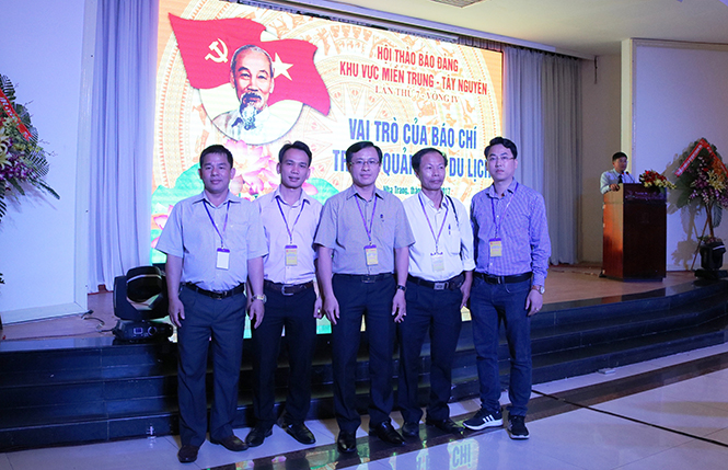 Đoàn đại biểu Báo Quảng Bình tham dự hội thảo.