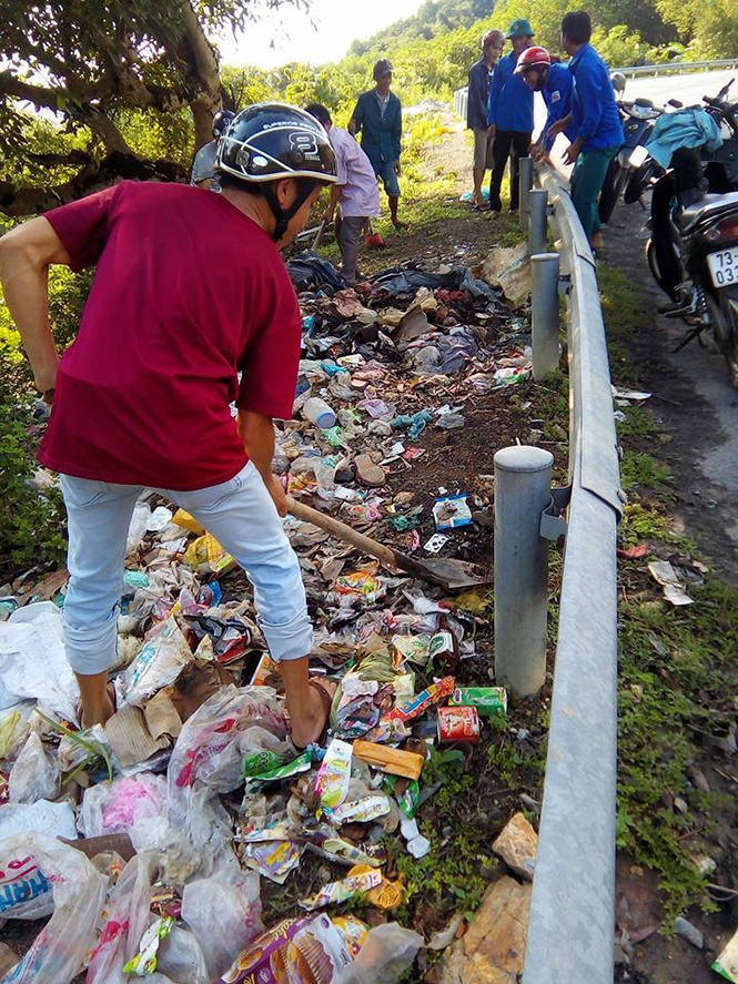 Qua phản ánh của cử tri, rác thải ở đầu dốc Cảng, xã Yên Hóa được HĐND huyện Minh Hóa chỉ đạo thu dọn sạch sẽ.