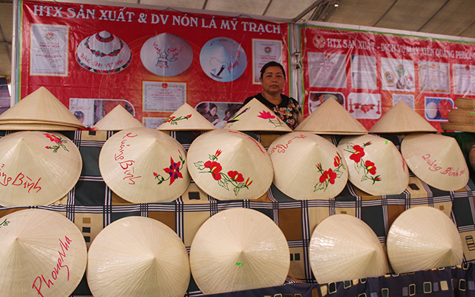 Sản phẩm nón lá dành cho khách du lịch của HTX Sản xuất-Dịch vụ nón lá Mỹ Trạch là một trong số ít những sản phẩm được ưa chuộng xuất hiện tại các điểm du lịch.