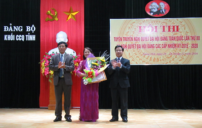 Lãnh đạo Ban Tuyên giáo Tỉnh ủy và Đảng bộ Khối các cơ quan tỉnh trao giải cho thí sinh tham dự hội thi tuyên truyền nghị quyết đại hội Đảng các cấp.