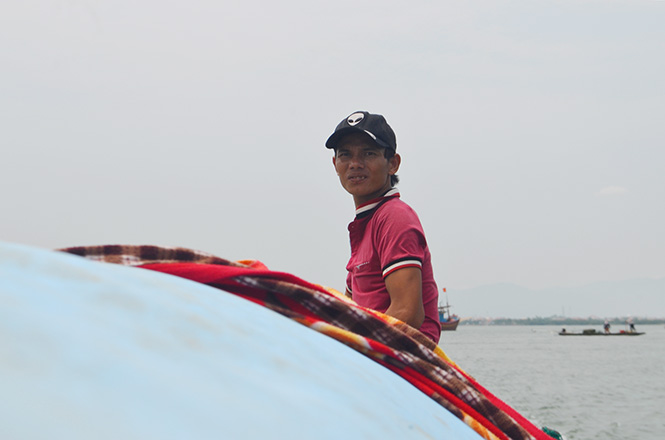  Hoàng Bạch Hà với 33 năm sinh sống trên thuyền.