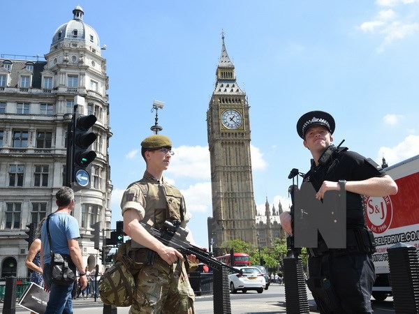 Cảnh sát Anh gác bên ngoài tòa nhà Quốc hội ở London ngày 25-5. (Ảnh: EPA/TTXVN)