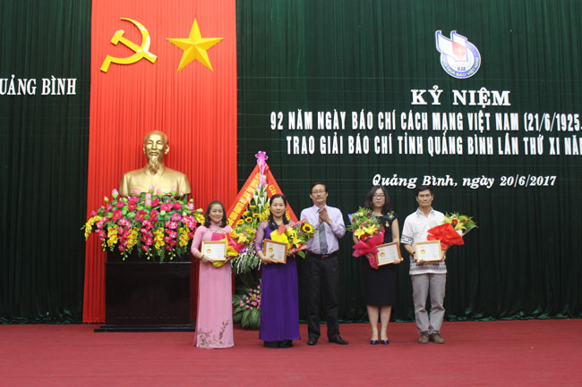 Trao kỷ niệm chương “Vì sự nghiệp báo chí Việt Nam” cho các hội viên có nhiều đóng góp xuất sắc.