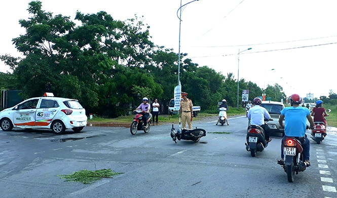 Hiện trường vụ va chạm giao thông tại đoạn giao cắt đường Trần Quang Khải - Nguyễn Văn Linh.