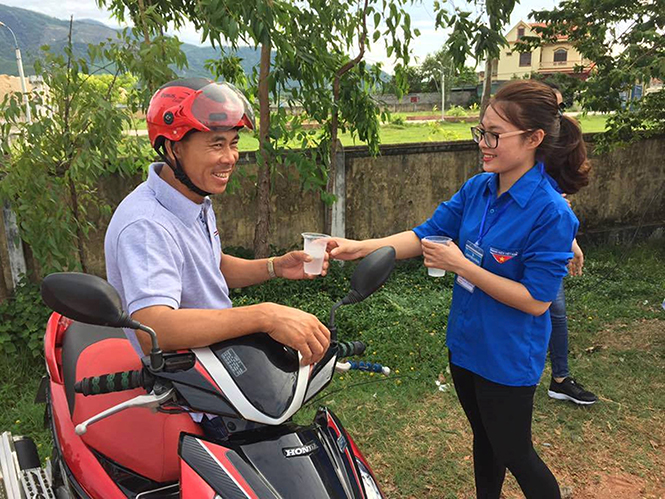 Sinh viên Trường đại học Quảng Bình tiếp nước miễn phí cho người nhà thí sinh.