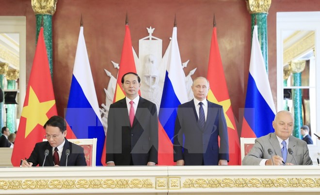 Chủ tịch nước Trần Đại Quang và Tổng thống Liên bang Nga V. Putin chứng kiến Lễ ký Thoả thuận hợp tác giữa Thông tấn xã Việt nam và Hãng thông tấn Sputnik. (Ảnh: Nhan Sáng/TTXVN)
