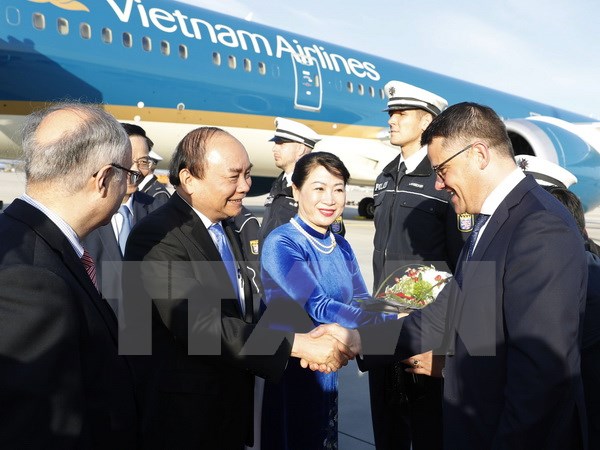 Các quan chức Chính phủ CHLB Đức đón Thủ tướng Nguyễn Xuân Phúc và Phu nhân tại sân bay quốc tế Frankfurt. (Ảnh: Thống Nhất/TTXVN)