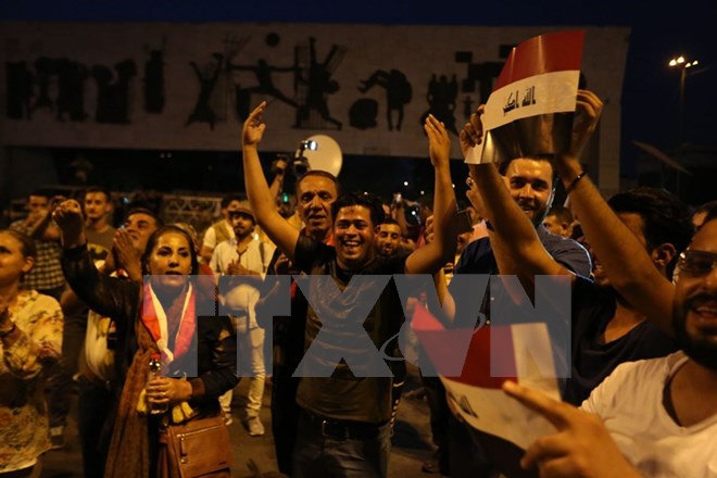 Người dân Iraq tập trung tại quảng trường Tahrir ở thủ đô Baghdad, mừng thành phố Mosul được giải phóng hoàn toàn khỏi IS ngày 9-7. (Nguồn: THX/TTXVN)