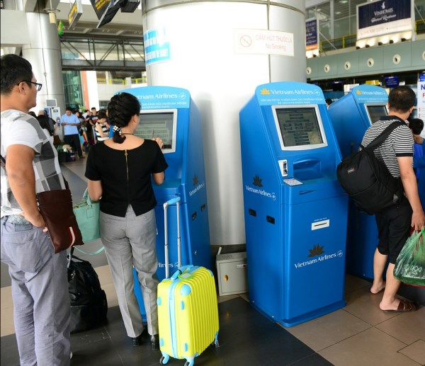  Hành khách làm thủ tục check-in tự động tại sân bay. (Ảnh: Vietnam Airlines cung cấp)