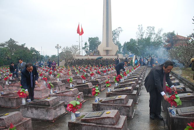 Đồng chí Bí thư Tỉnh ủy Hoàng Đăng Quang cùng các đồng chí lãnh đạo tỉnh dâng hương lên phần mộ các anh hùng liệt sĩ tại Nghĩa trang Ba Dốc.