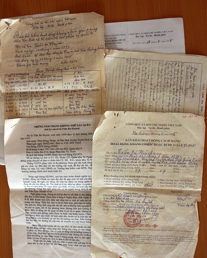 Hồ sơ giấy tờ cùng tập hồi ký “Những năm tháng không thể nào quên” của ông Trần Bá Huỳnh.