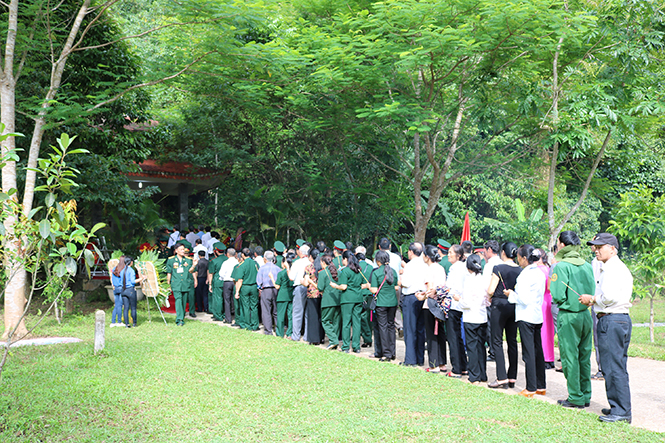Các CCB huyện Tuyên Hoá dâng hương tưởng niệm các anh hùng liệt sỹ tại Di tích lịch sử hang Lèn Hà.