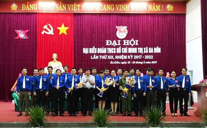 Đại diện lãnh đạo thị xã Ba Đồn tặng hoa cho Ban chấp hành Đoàn TNCS Hồ Chí Minh thị xã Ba Đồn khóa XIX, nhiệm kỳ 2017-2022