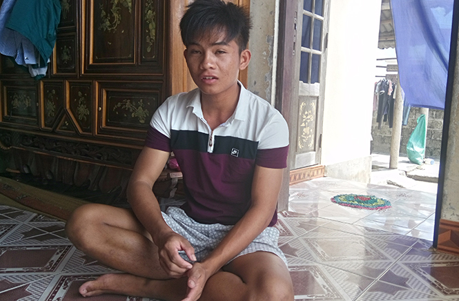 Em Nguyễn Xuân Ninh quyết định từ giã việc học hành để gắn bó với biển.