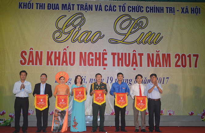Đại diện Ban tổ chức trao cờ lưu niệm cho đội văn nghệ của các đơn vị trong Khối.