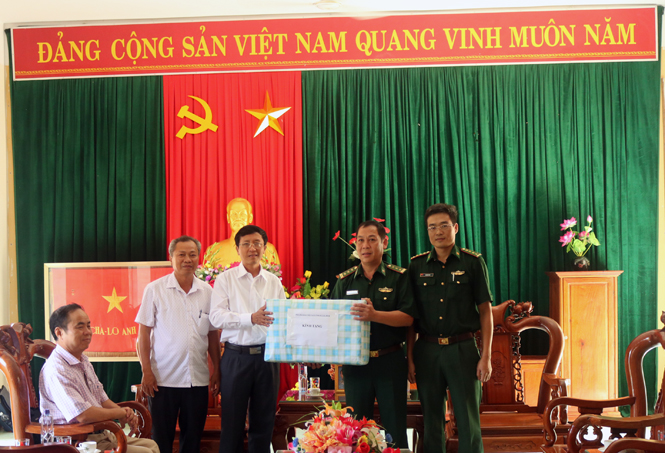 Đồng chí Hoàng Minh Tiến, Tỉnh ủy viên, Chủ tịch Hội Nhà báo tỉnh Quảng Bình tặng quà cho Đồn Biên phòng Cửa khẩu Quốc tế Cha Lo.