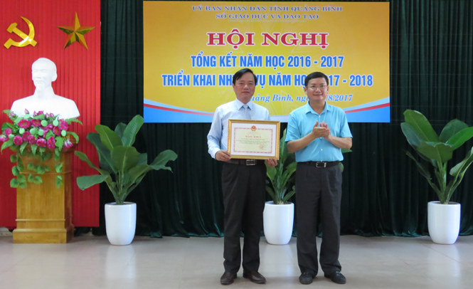 Thừa ủy quyền của Bộ Trưởng Bộ GD-ĐT, đồng chí đồng chí Trần Tiến Dũng, TUV, Phó Chủ tịch UBND tỉnh trao Bằng khen cho ngành GD-ĐT Quảng Bình đã có nhiều thành tích xuất sắc trong năm học 2016-2017.