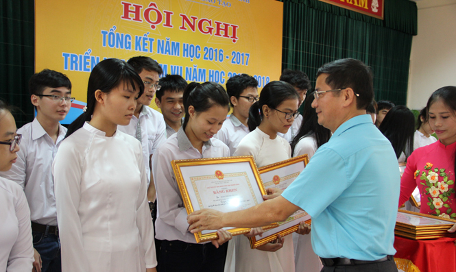 Đồng chí Phó Chủ tịch UBND tỉnh trao Bằng khen cho các học sinh đạt giải tại kỳ thi chọn học sinh giỏi Quốc gia năm học 2016-2017.