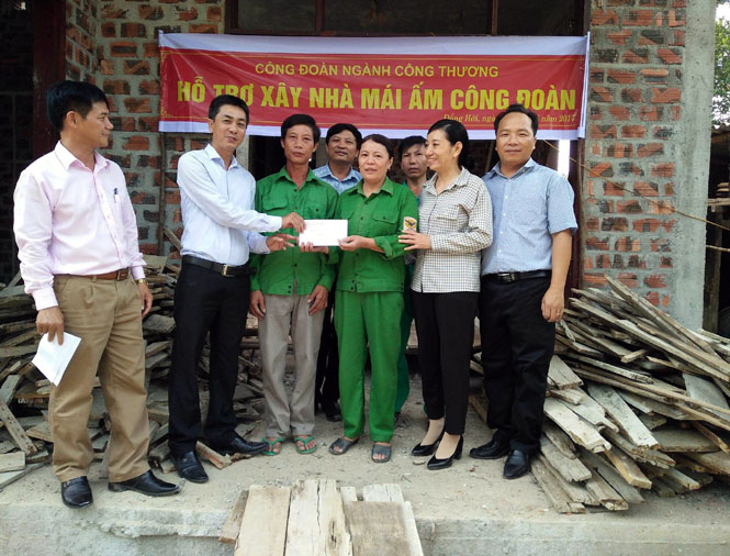    Đại diện lãnh đạo Công đoàn ngành Công Thương trao số tiền 30 triệu đồng cho chị Đinh Thị Huê