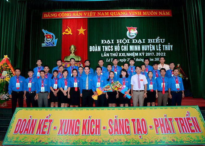  Đại diện lãnh đạo huyện Lệ Thủy tặng hoa Ban Chấp hành Đoàn TNCS Hồ Chí Minh huyện Lệ Thủy khóa XXI, nhiệm kỳ 2017 -2022