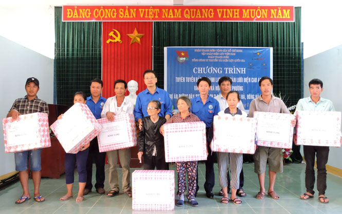 Đoàn thanh niên Truyền tải điện đã trao tặng quà cho các hộ gia đình có hoàn cảnh khó khăn trong xã Trường Xuân 