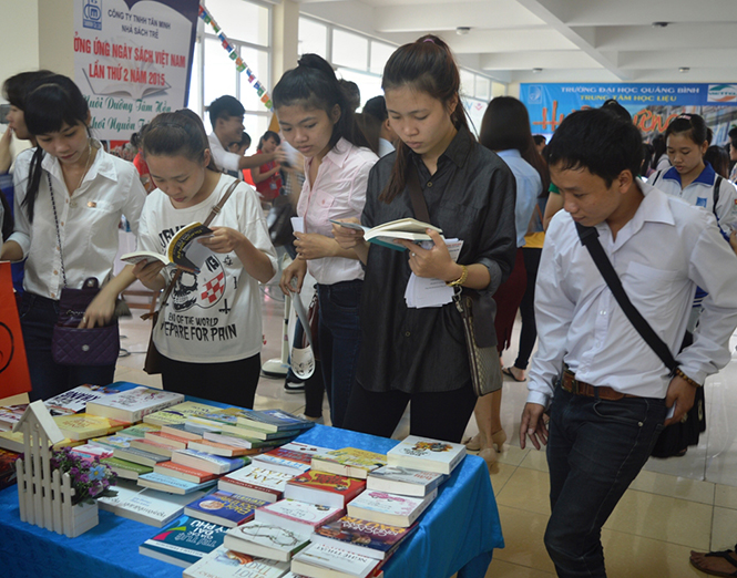 Trường đại học Quảng Bình tổ chức “Ngày hội đọc sách” nhằm hưởng ứng Ngày sách Việt Nam (21-4).