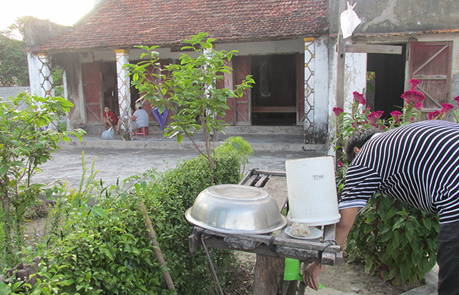 Lật úp các dụng cụ chứa nước là cách tốt nhất để loại bỏ bọ gậy phát triển thành muỗi truyền bệnh sốt xuất huyết.