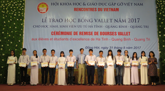 Trao học bổng Vallet cho học sinh Trường THPT chuyên Võ Nguyên Giáp.