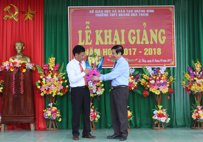 Đồng chí Nguyễn Xuân Quang, Ủy viên Ban Thường vụ Tỉnh ủy, Phó Chủ tịch Thường trực UBND tỉnh tặng hoa chúc mừng Trường THPT Hoàng Hoa Thám.  