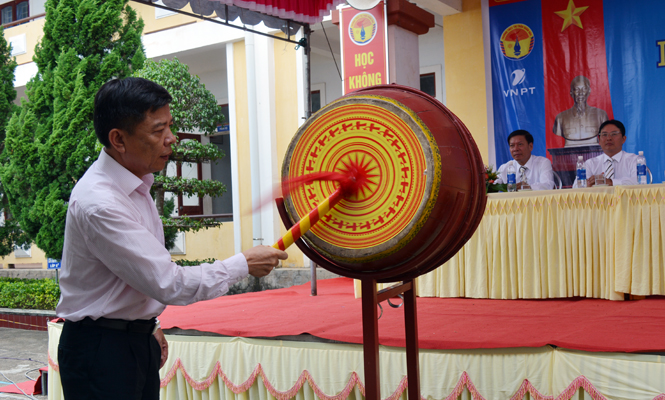 Đồng chí Nguyễn Hữu Hoài, Phó Bí thư Tỉnh ủy, Chủ tịch UBND tỉnh đánh trống khai trường tại Trường THCS thị trấn Quán Hàu.