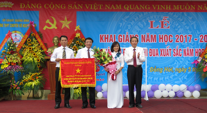 Đồng chí Hoàng Đăng Quang, Ủy viên Trung ương Đảng, Bí thư Tỉnh ủy, Chủ tịch HĐND tỉnh trao Cờ đơn vị thi đua xuất sắc năm học 2016-2017 cho tập thể Trường THPT chuyên Võ Nguyên Giáp.