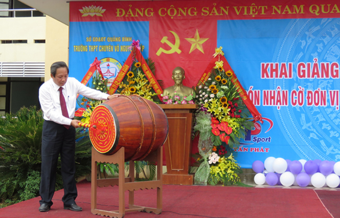 Đồng chí Bí thư Tỉnh ủy Hoàng Đăng Quang đánh trống khai trường tại Trường THPT chuyên Võ Nguyên Giáp.