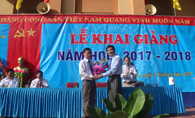  Đồng chí Nguyễn Công Huấn tặng hoa chúc mừng thầy và trò Trường THCS và THPT Bắc Sơn nhân dịp lễ khai giảng năm học 2017-2018. 
