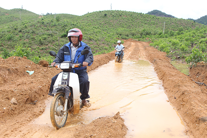 Con đường vào bản An Bai đầy bùn, đất, nước, lầy lội.