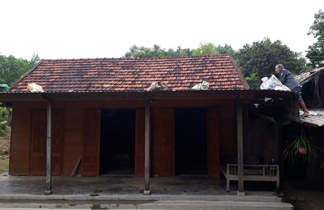 Nhân dân xã Xuân Hóa đang chằng chống nhà cửa phòng chống cơn bão số 10.