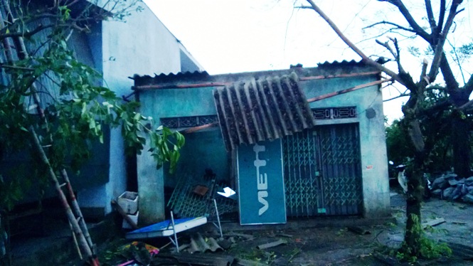 Toàn huyện Quảng Trạch có trên 80% số nhà bị sập và tốc mái 