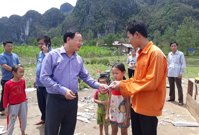  Đồng chí Phó Chủ tịch UBND tỉnh Lê Minh Ngân thăm và tặng quà hộ dân bị sập nhà do bão số 10 tại xã Yên Hóa