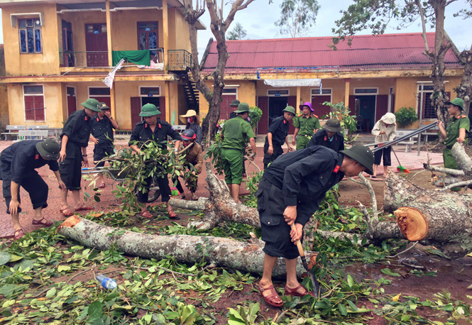 Lực lượng Công an giúp dân sau bão số 10.