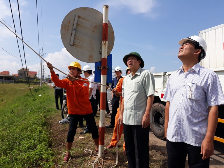 Đồng chí Bí thư Tỉnh uỷ Hoàng Đăng Quang kiểm tra công tác sửa chữa hệ thống điện tại thị trấn Hoàn Lão (huyện Bố Trạch)