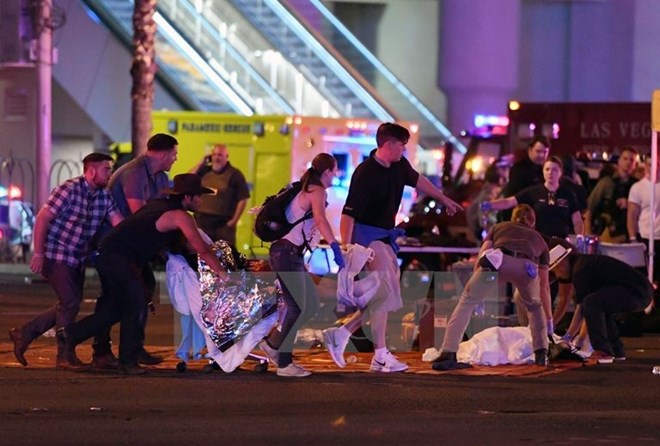 Chuyển một nạn nhân bị thương trong vụ xả súng ở Las Vegas ngày 1-10. (Nguồn: AFP/TTXVN)