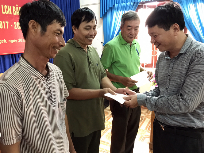 Đại diện Thường trực Đảng ủy Khối trao quà cho công nhân, người lao động tại Cty TNHH MTV LCN Bắc Quảng Bình.