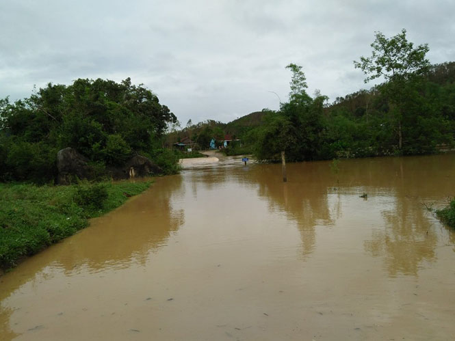 Ngầm Thang Long qua các thôn Kim Bảng ở xã Minh Hóa bị ngập sâu